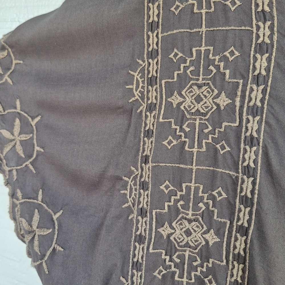 American Eagle Outfitters Gray Embroidered Blouse M Flutter Sleeves Boho Hippie - Picture 4 of 4